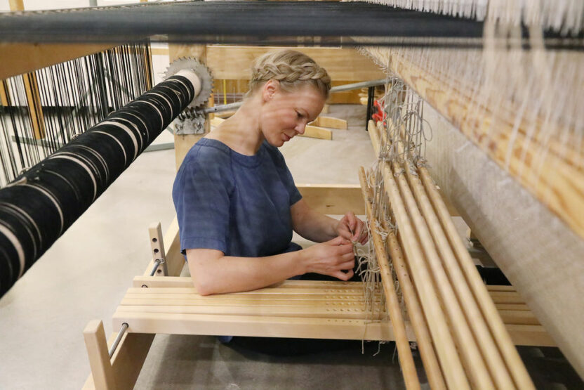 Turun taitokeskuksen kudonnan koulutuksessa opit kaikki kankaanrakentamisen perusasiat.