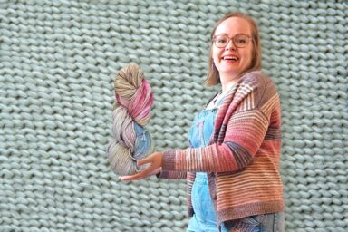 Kuvassa neulesuunnittelija Minna Lehtovaara, joka vetää Salon taitokeskuksessa Lankavaaran neulemiittiä.