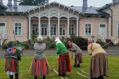 kansallispukujen tuuletus Kenkaveron pihapiirissa loppiaisena