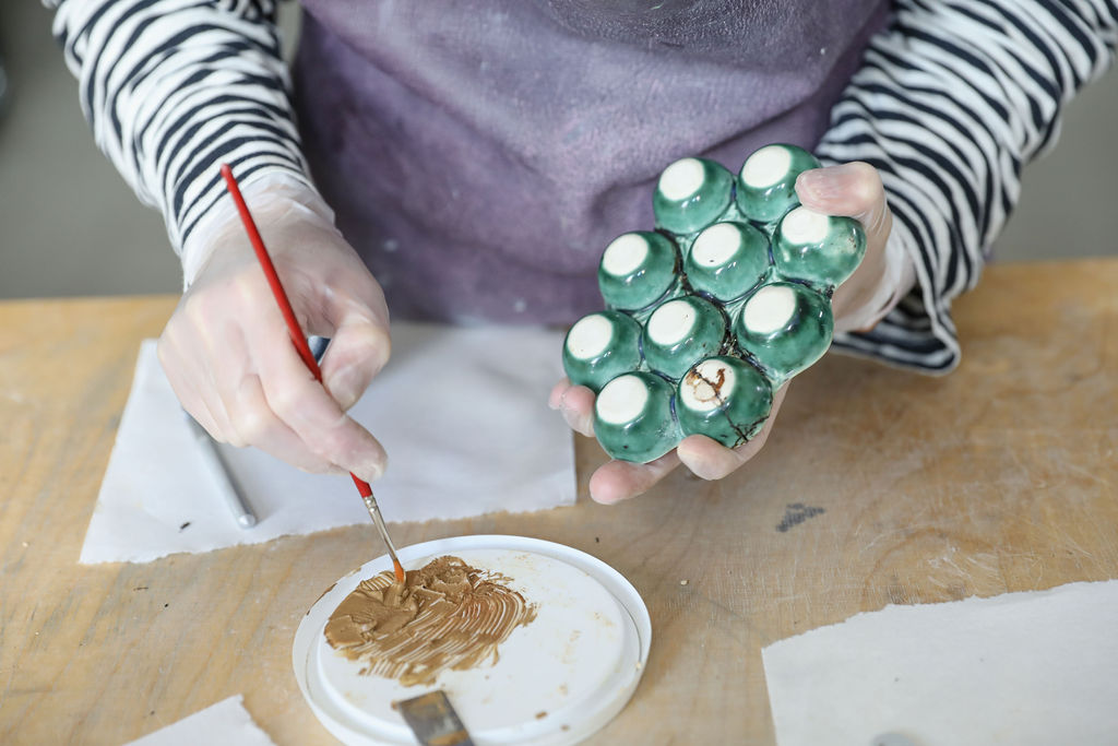 Kintsugi-korjaus, siveltimellä levitetään korjausmassaan saumaan.